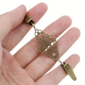 Super cute sweater clip